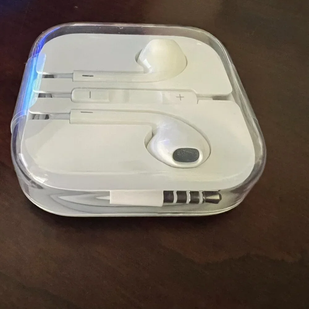 APPLE‎ Wired EarPods w/Remote, Microphone & 3.5MM Plug (NEW IN CASE & UNUSED)